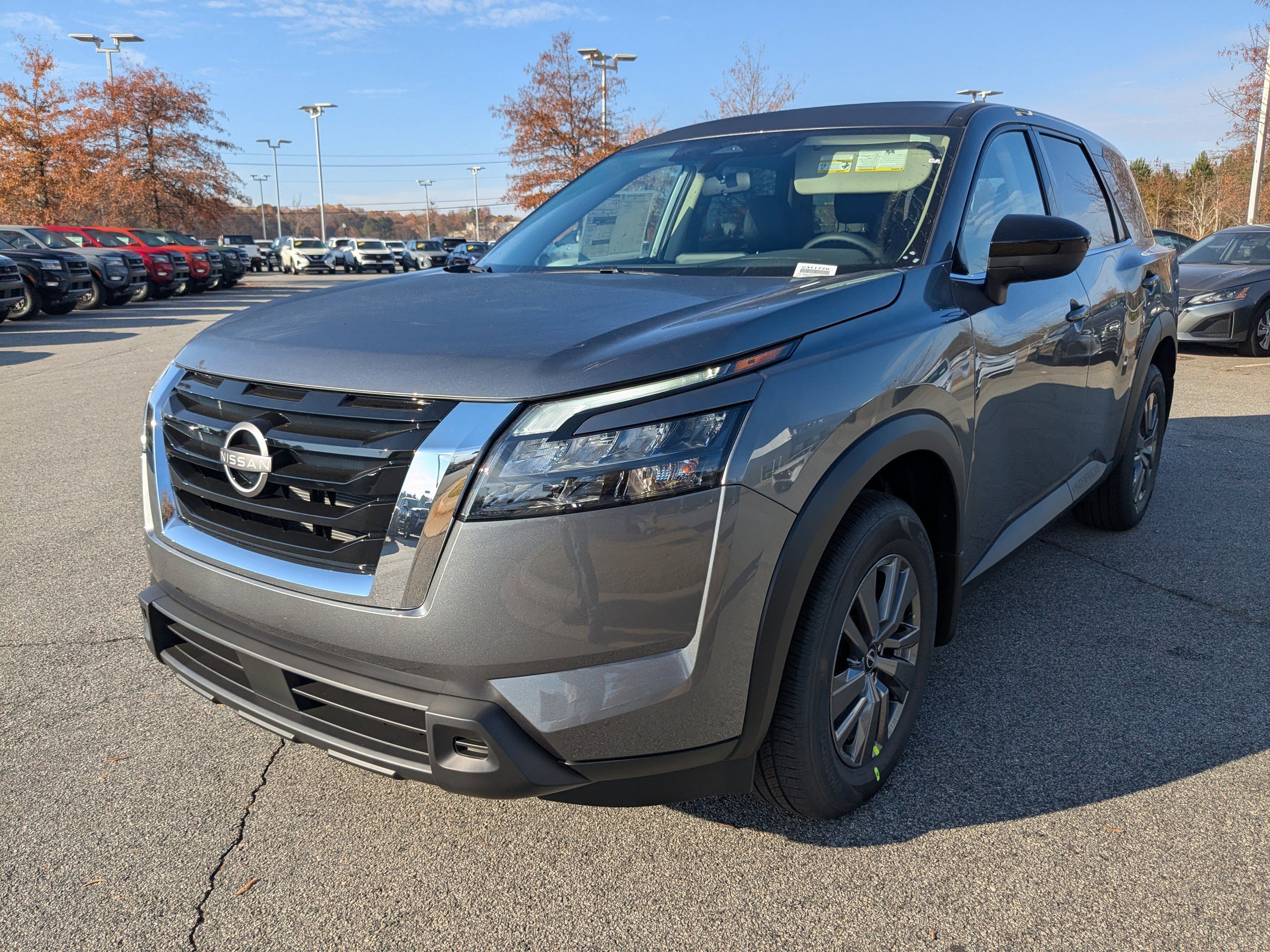 2025 Nissan Pathfinder S photo 4