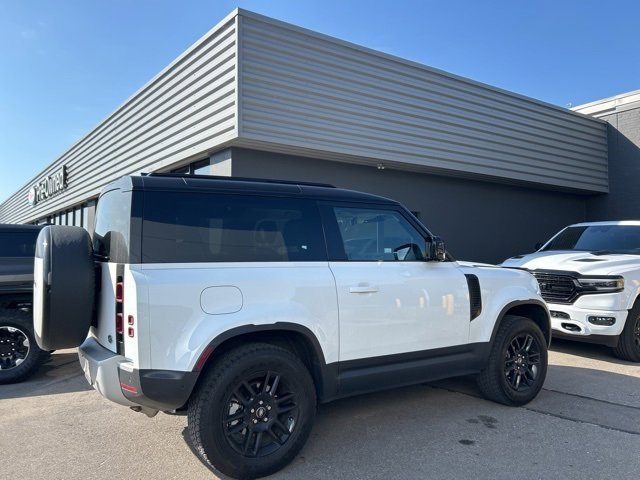 2023 Land Rover Defender S photo 3