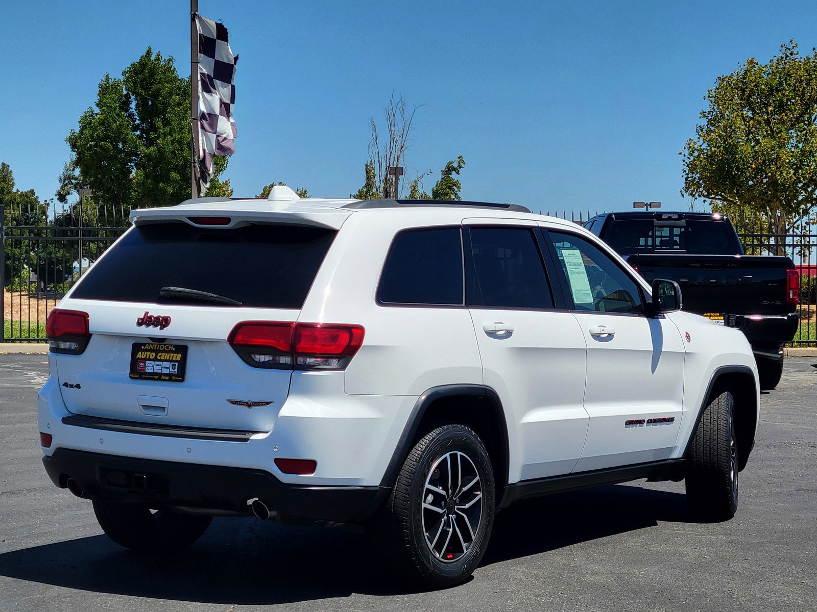 2019 Jeep Grand Cherokee Trailhawk photo 2