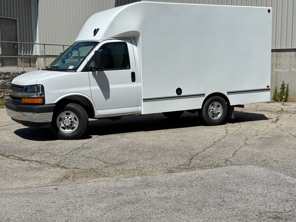 2025 Chevrolet Express Cutaway Base photo 1