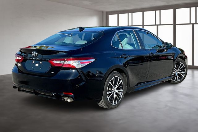 2020 Toyota Camry SE photo 3