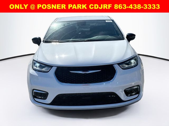 2026 Chrysler Pacifica photo 2