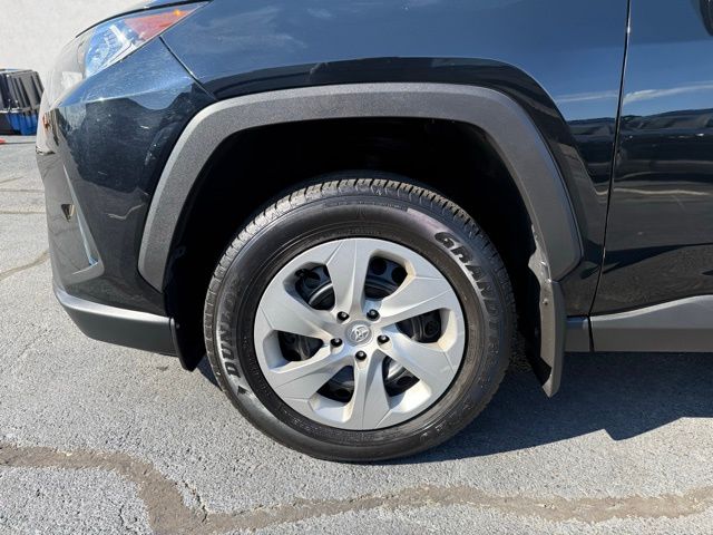 2022 Toyota RAV4 LE photo 12