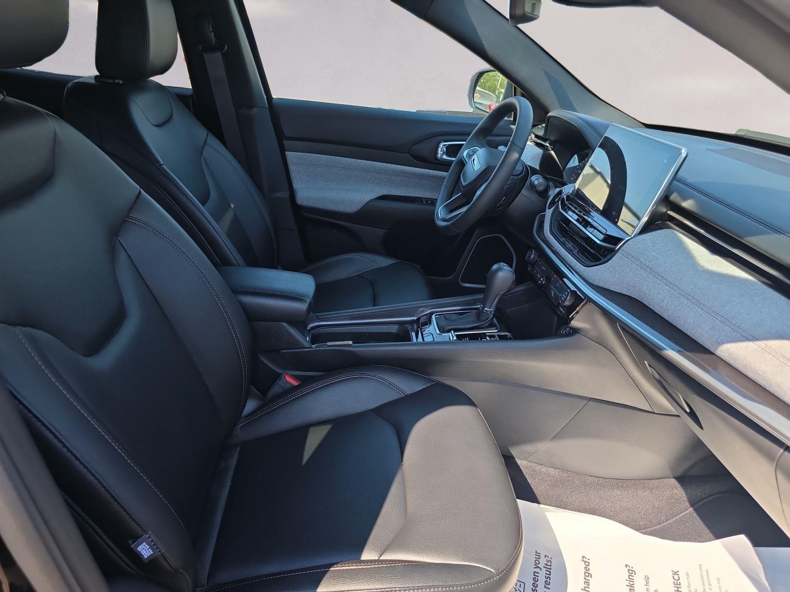 2024 Jeep Compass Latitude Lux photo 13