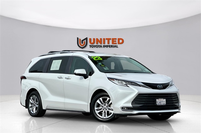 2023 Toyota Sienna Limited's photo