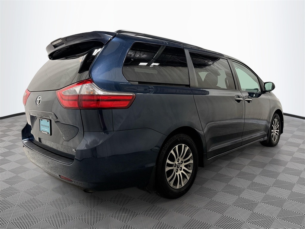 2020 Toyota Sienna XLE photo 6