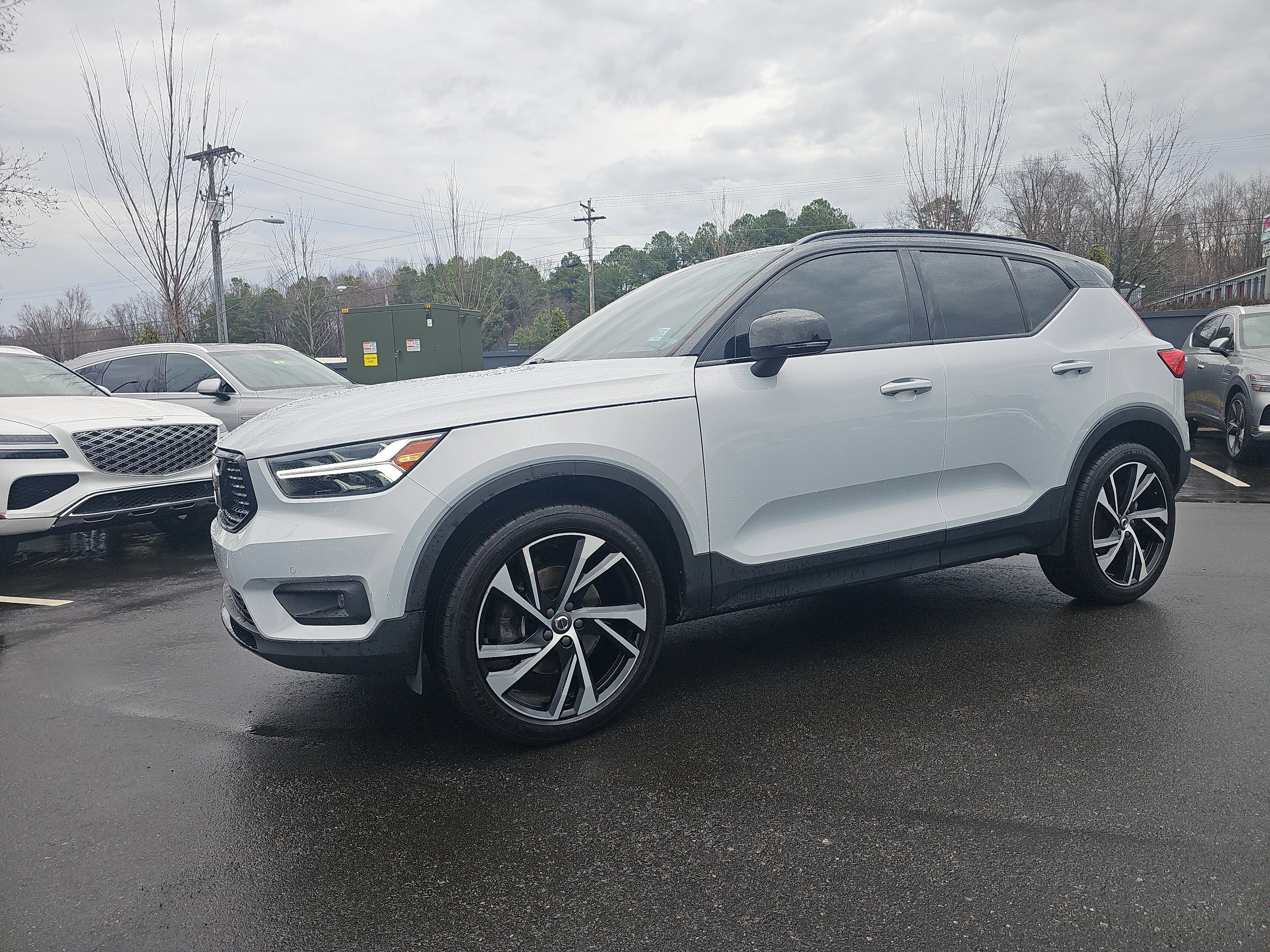 2020 Volvo XC40 R-Design's photo