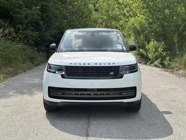 2025 Land Rover Range Rover SE photo 3