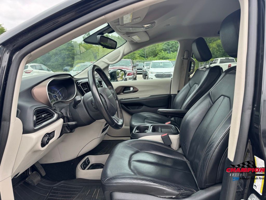 2017 Chrysler Pacifica Touring L photo 10