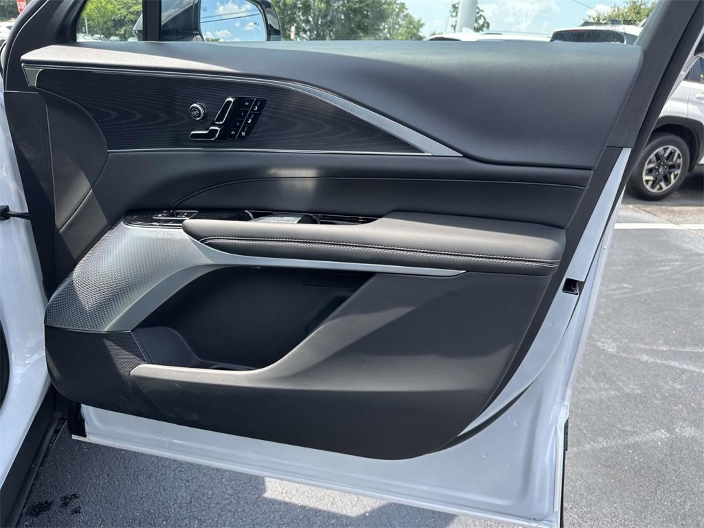 2025 Cadillac Lyriq Luxury photo 8
