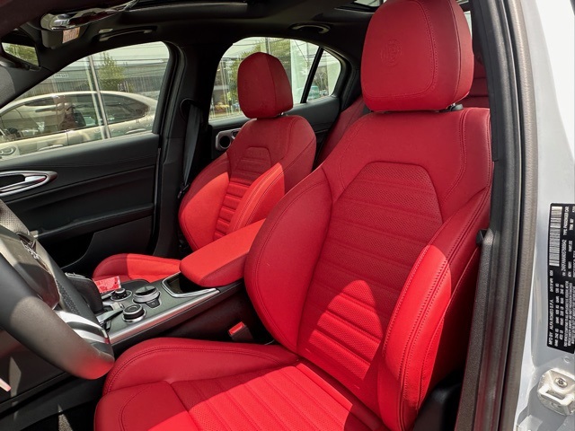 2025 Alfa Romeo Giulia Base photo 8