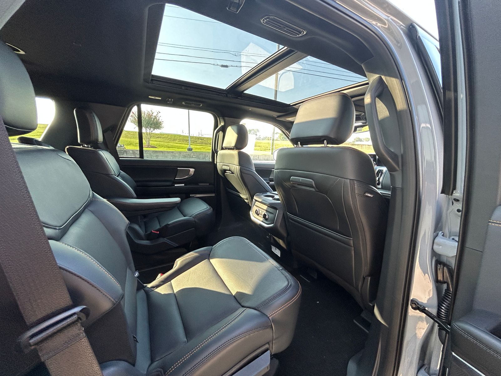 2025 Ford Expedition photo 14