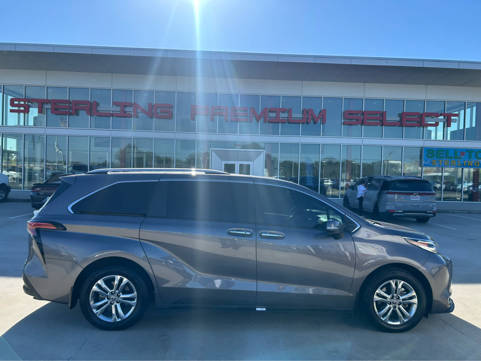 2022 Toyota Sienna Platinum's photo