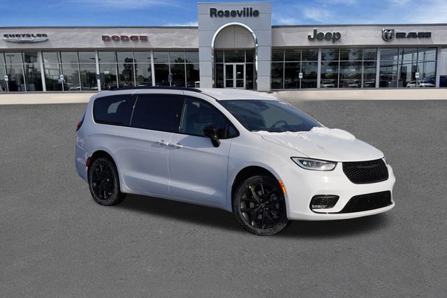 2026 Chrysler Pacifica Select's photo