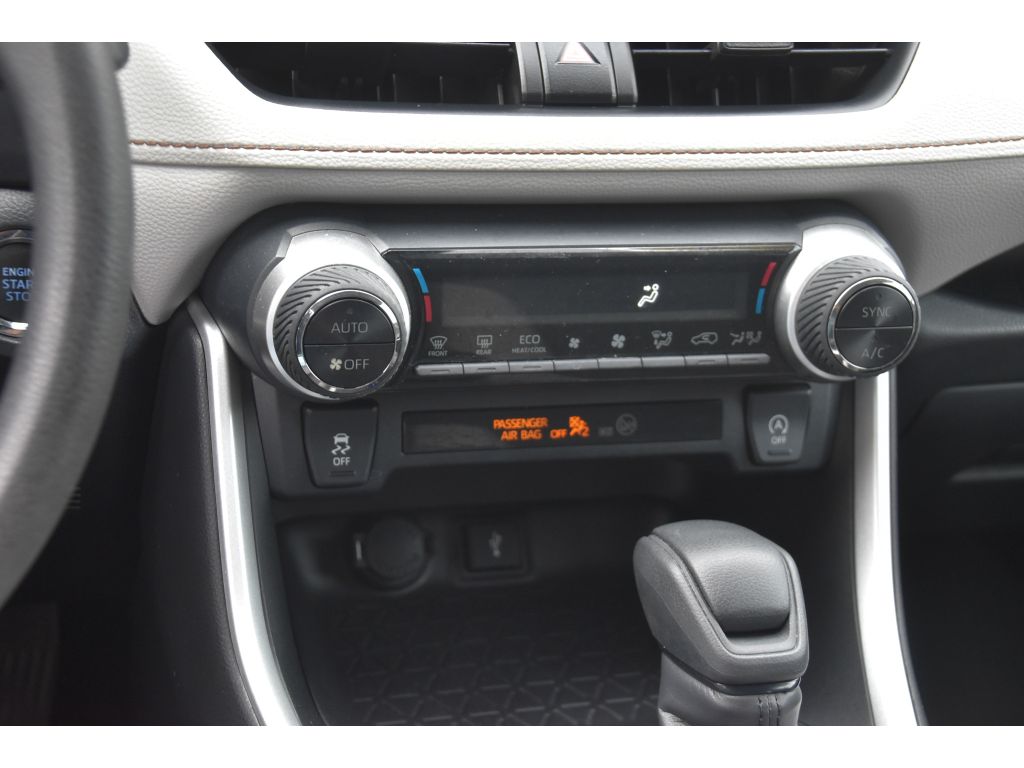 2020 Toyota RAV4 XLE photo 34