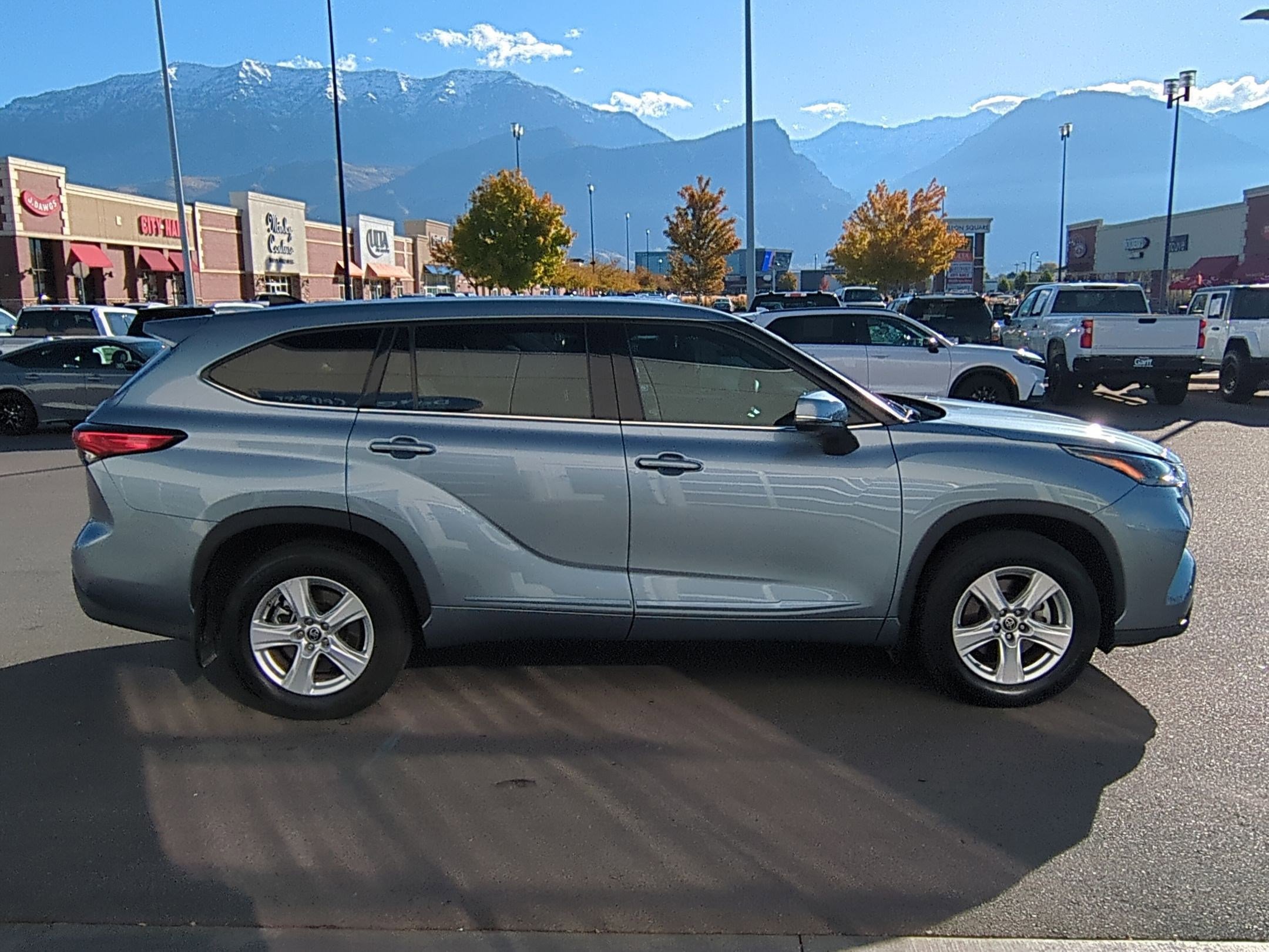 2022 Toyota Highlander LE photo 2