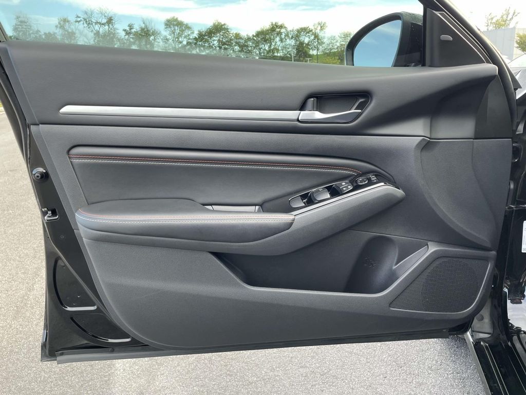 2023 Nissan Altima 2.5 SR photo 5