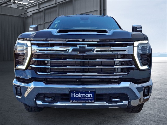 2024 Chevrolet Silverado 3500HD LTZ photo 3