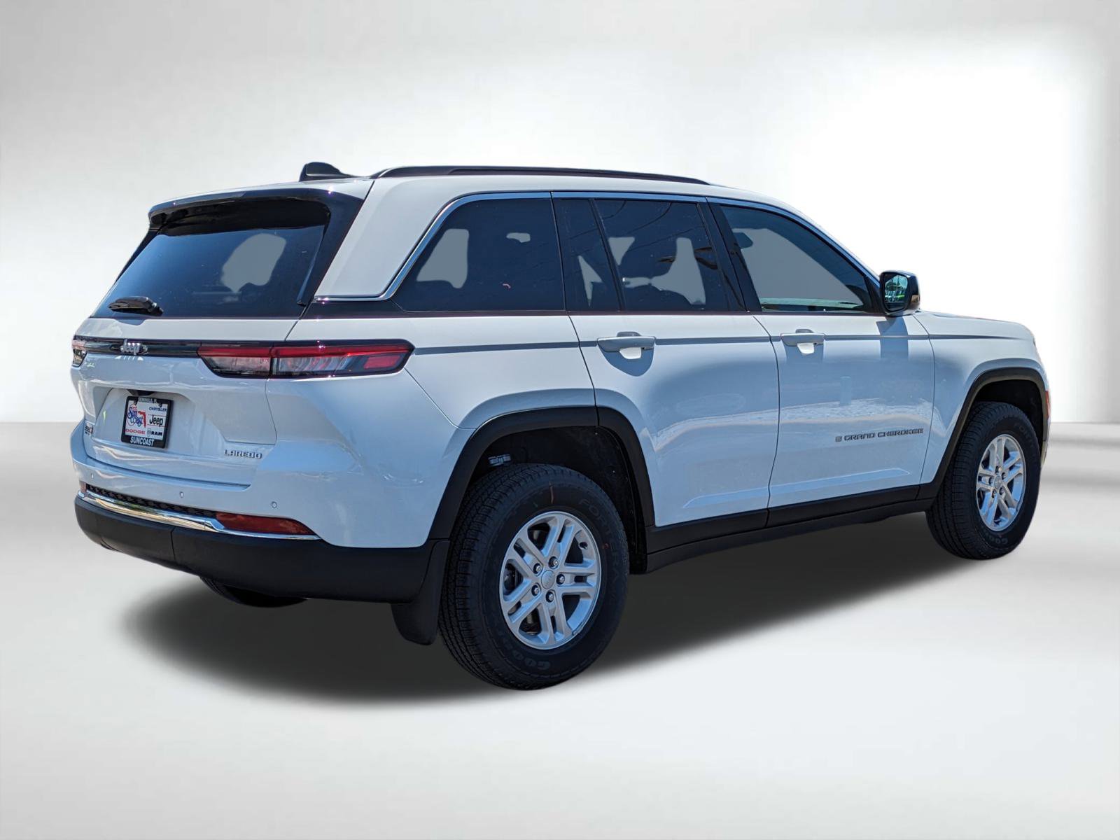 2025 Jeep Grand Cherokee Laredo photo 2