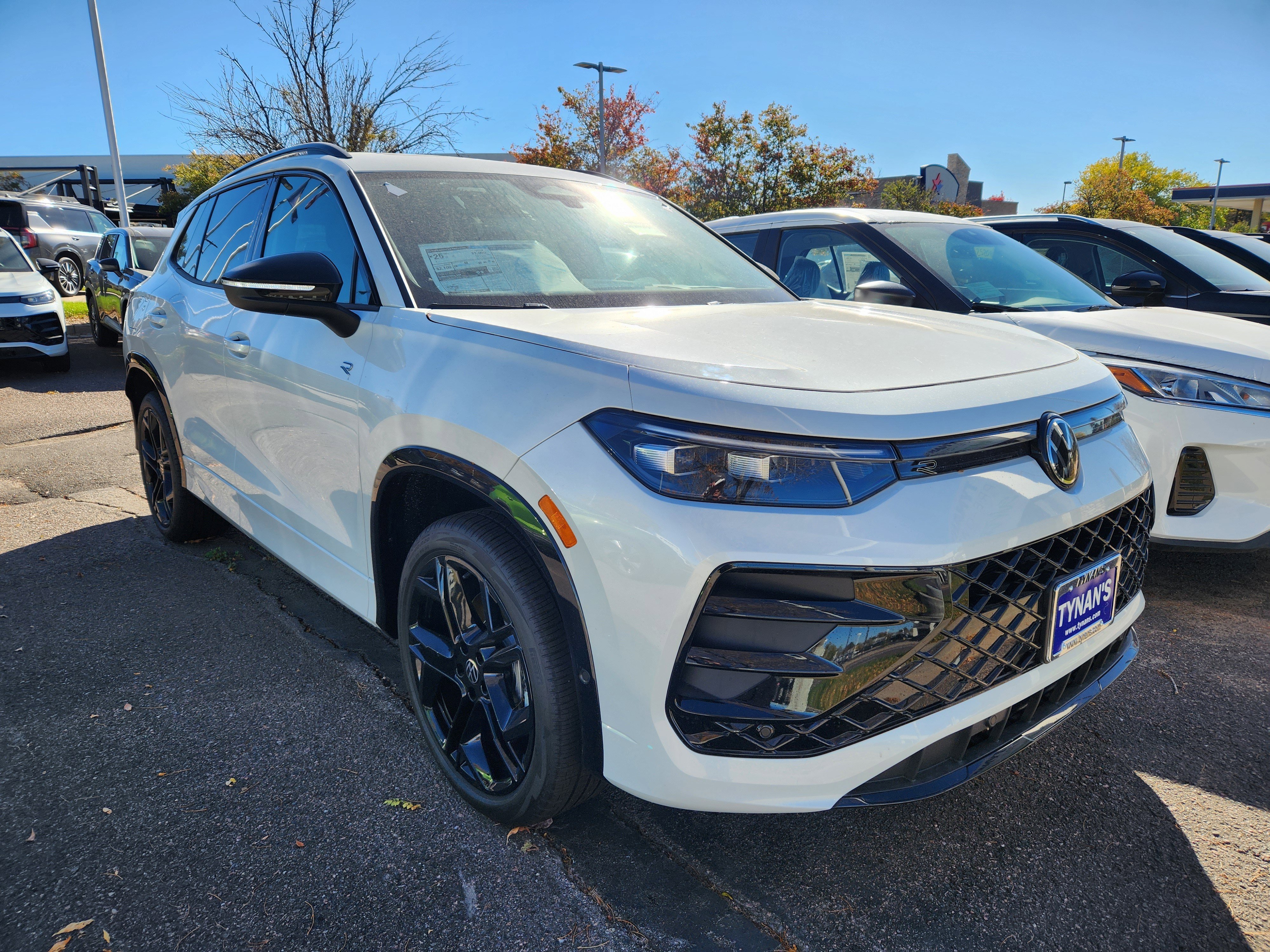 2025 Volkswagen Tiguan SE R-LINE BLACK's photo