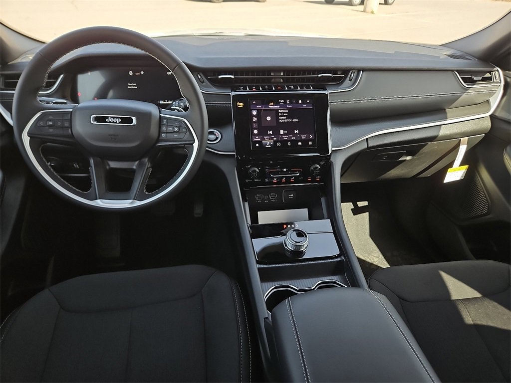 2025 Jeep Grand Cherokee Laredo photo 10