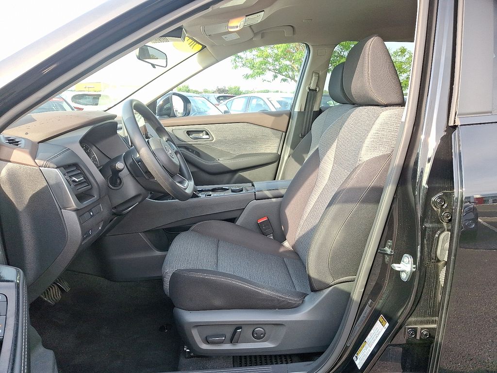 2023 Nissan Rogue SV photo 10