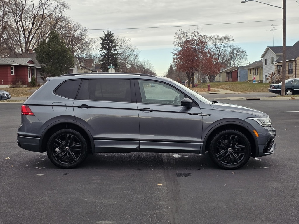 2022 Volkswagen Tiguan SE R-LINE BLACK's photo