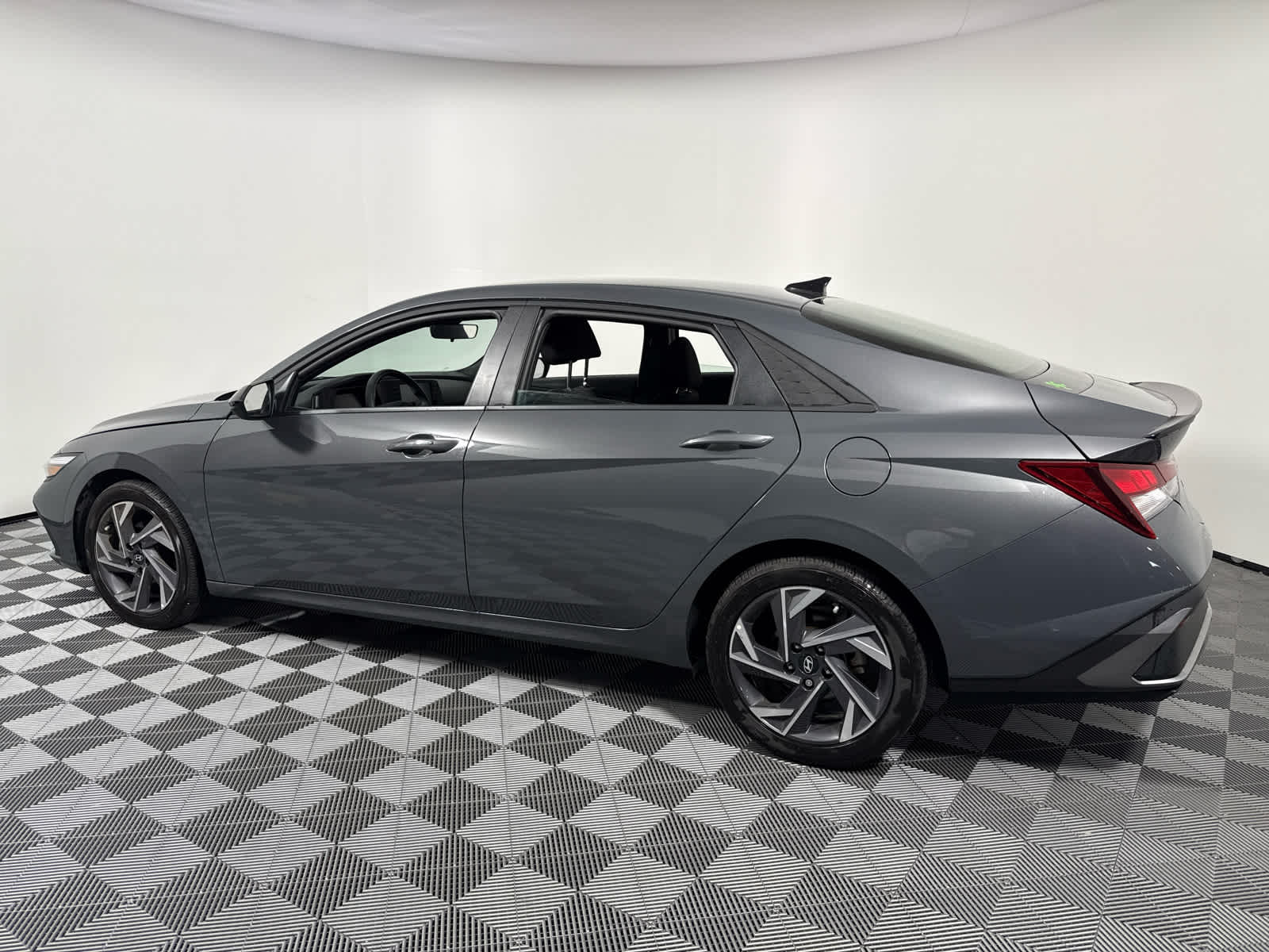 2025 Hyundai Elantra SEL Sport photo 4