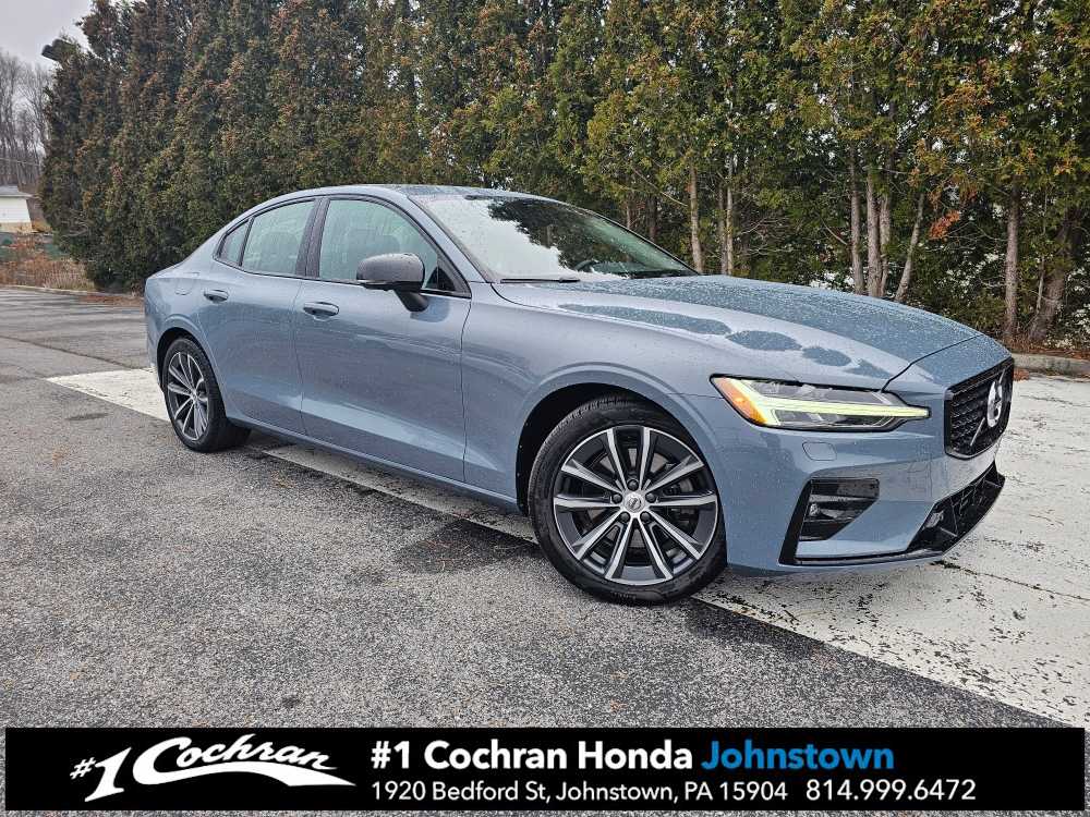 2022 Volvo S60 Momentum's photo