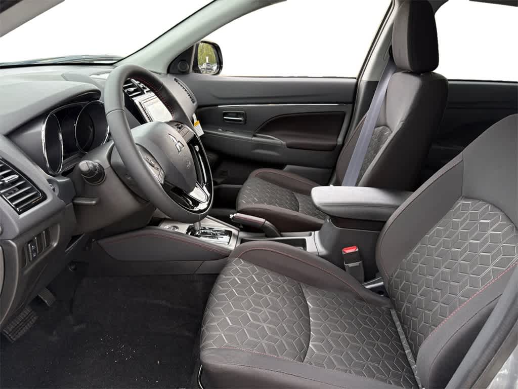 2025 Mitsubishi Outlander Sport LE photo 2
