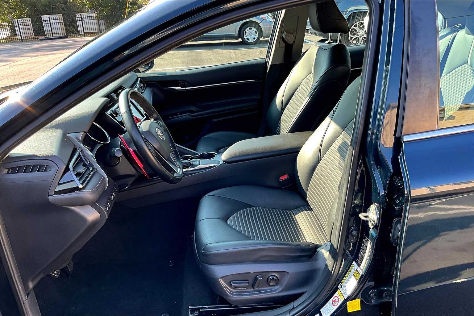2019 Toyota Camry SE photo 7