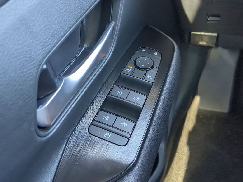 2025 Nissan Kicks SV photo 20