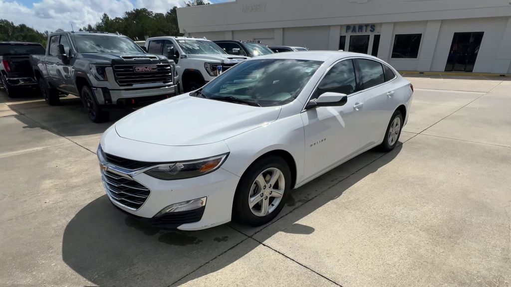 2024 Chevrolet Malibu 1LT photo 3