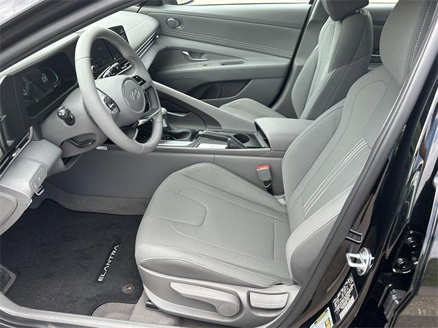 2025 Hyundai Elantra SEL Sport photo 9