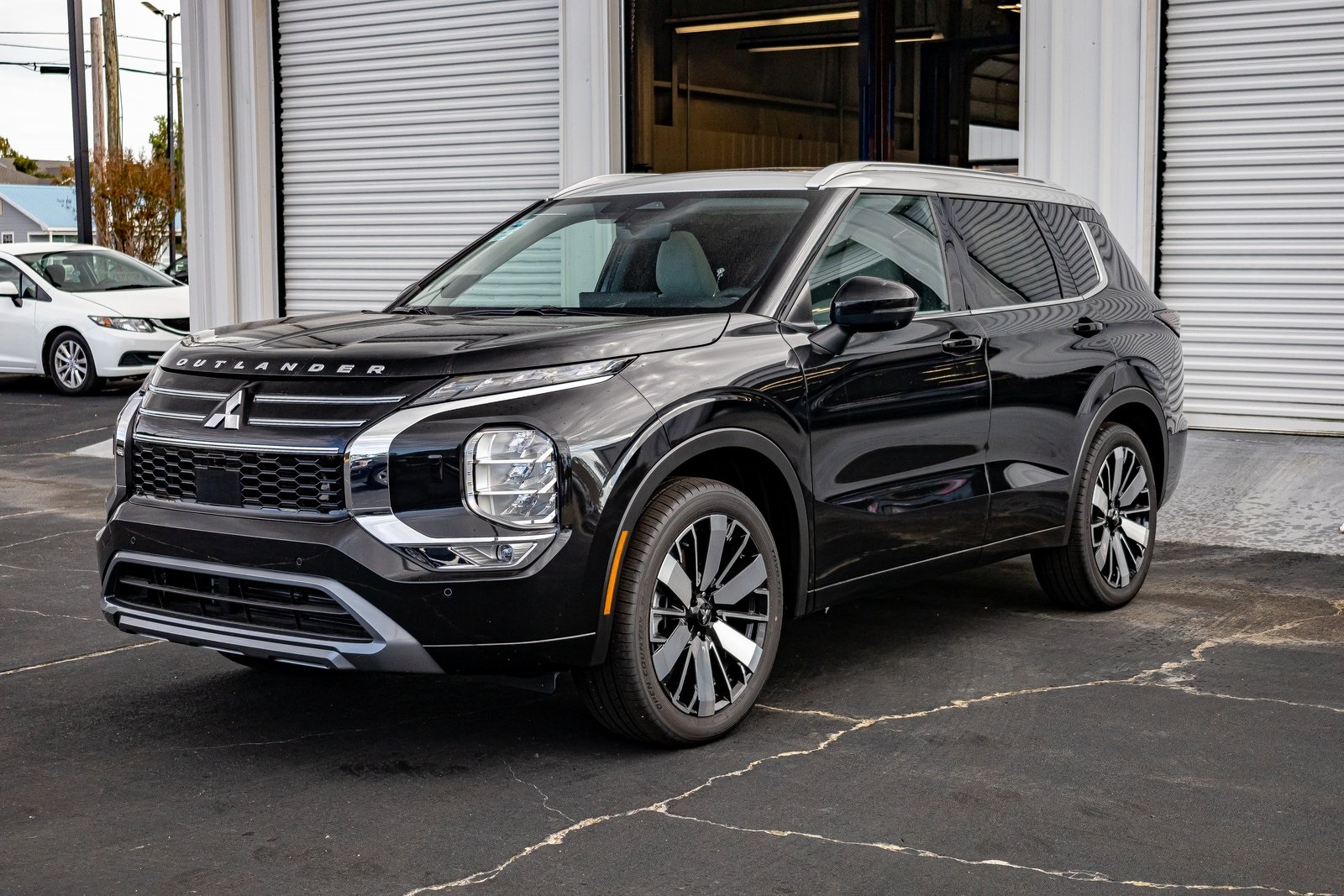 2025 Mitsubishi Outlander SEL Platinum Edition's photo