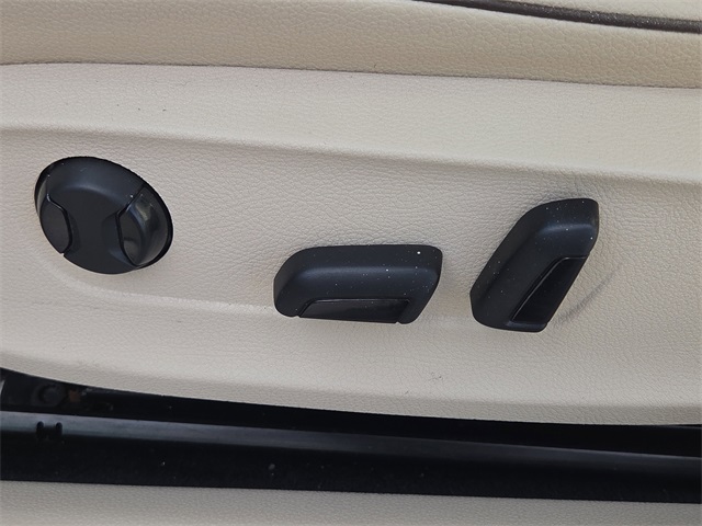 2017 Volkswagen Passat SE photo 12