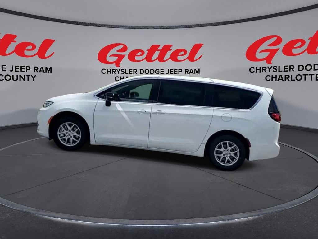 2026 Chrysler Pacifica photo 4