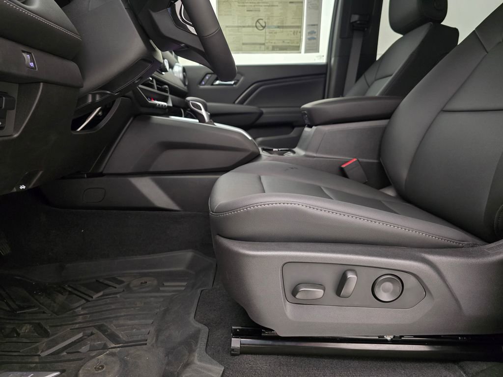2025 Chevrolet Colorado Work Truck LT photo 2