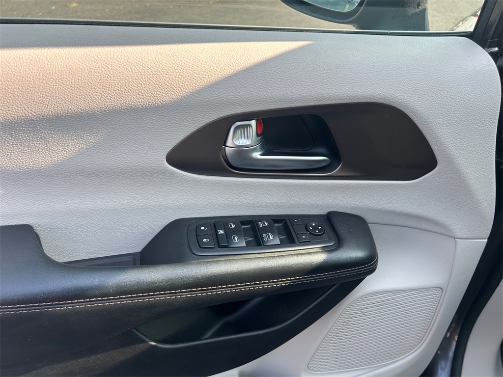 2019 Chrysler Pacifica Touring photo 11