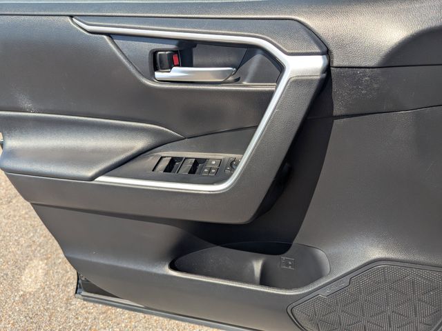 2021 Toyota RAV4 XLE photo 19