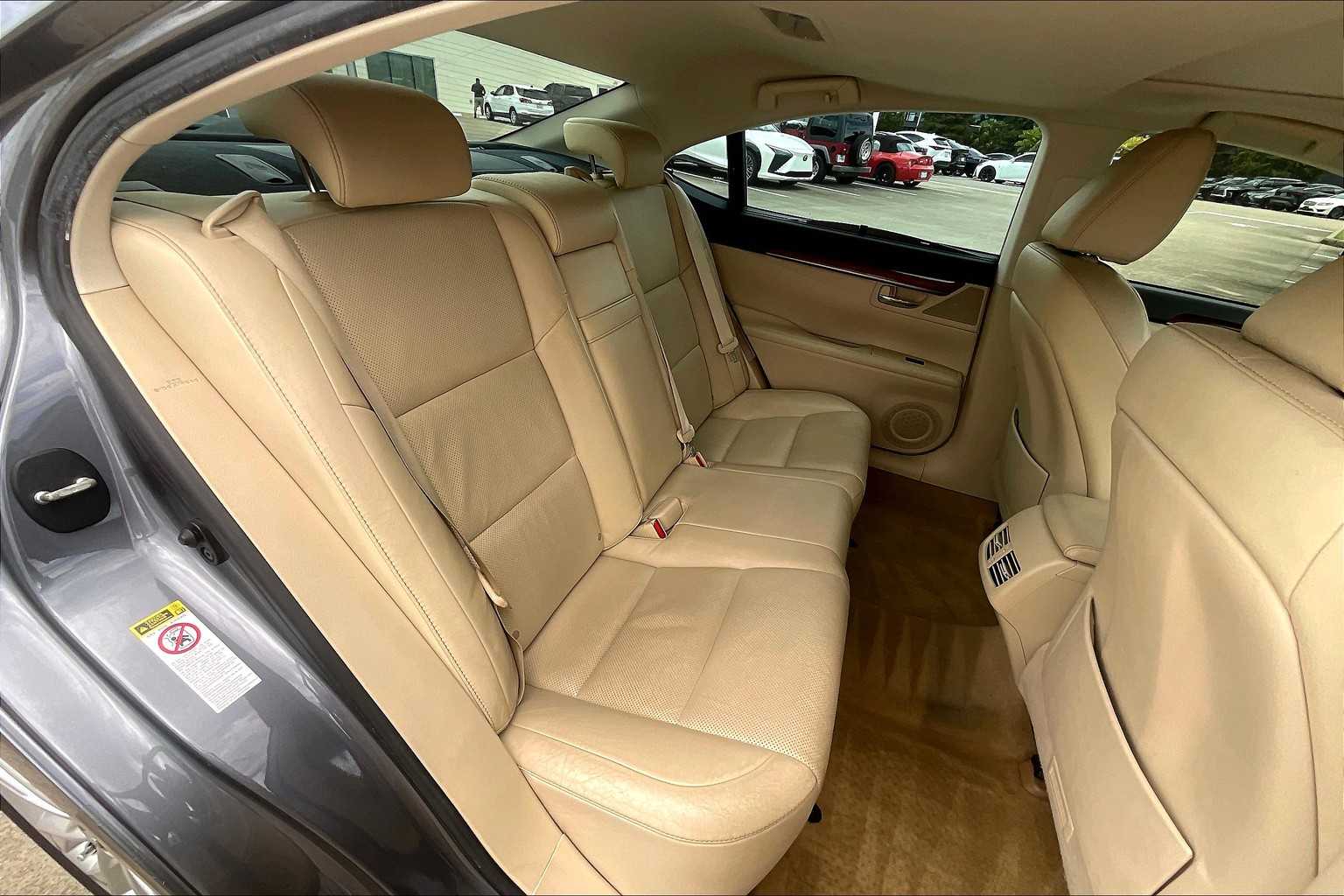 2013 Lexus ES 300h photo 17