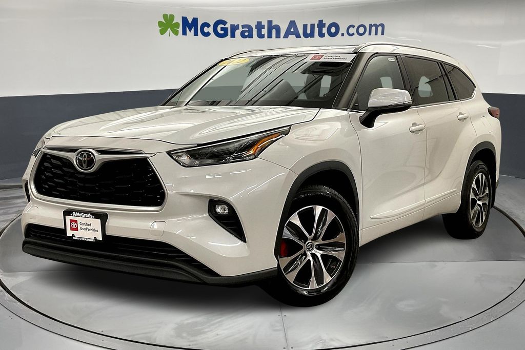 2022 Toyota Highlander XLE photo 2