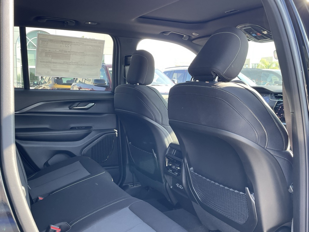 2025 Jeep Grand Cherokee Laredo X photo 21