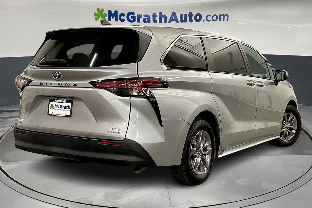 2021 Toyota Sienna XLE photo 12
