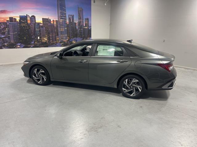 2025 Hyundai Elantra Limited photo 4