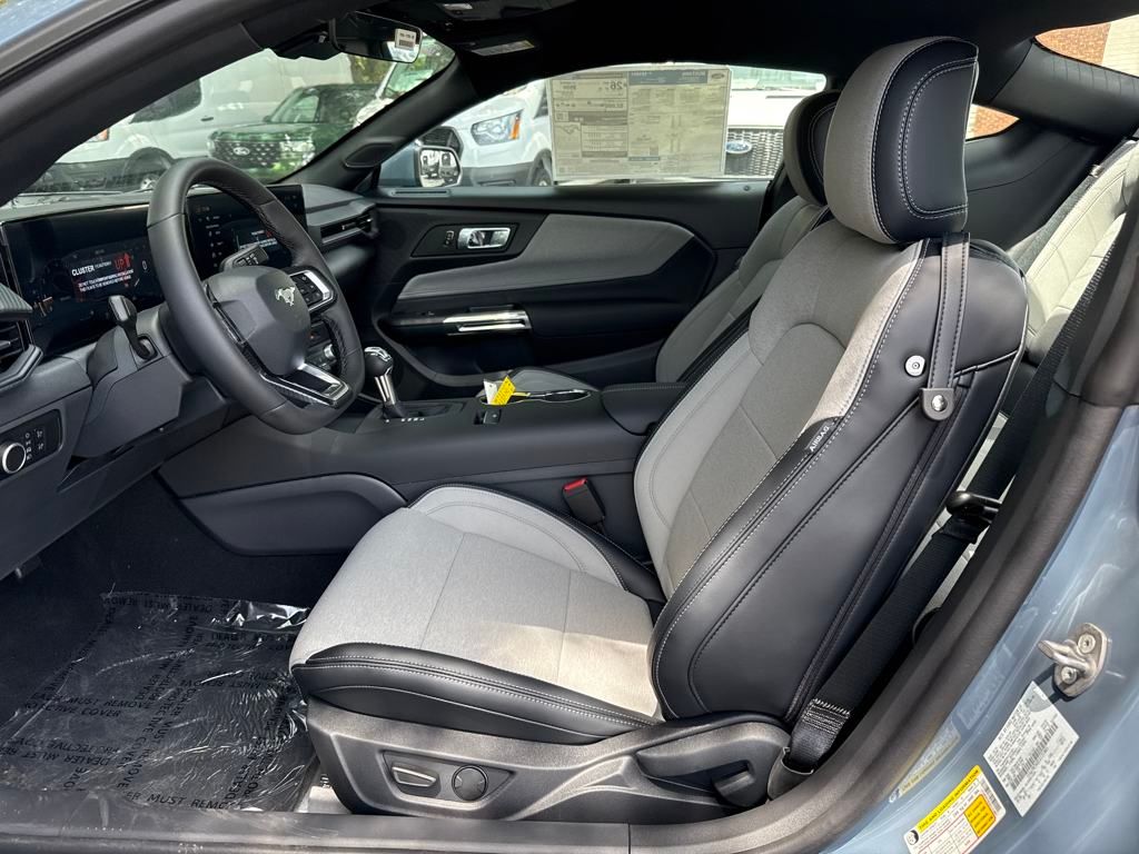 2025 Ford Mustang EcoBoost Premium photo 4