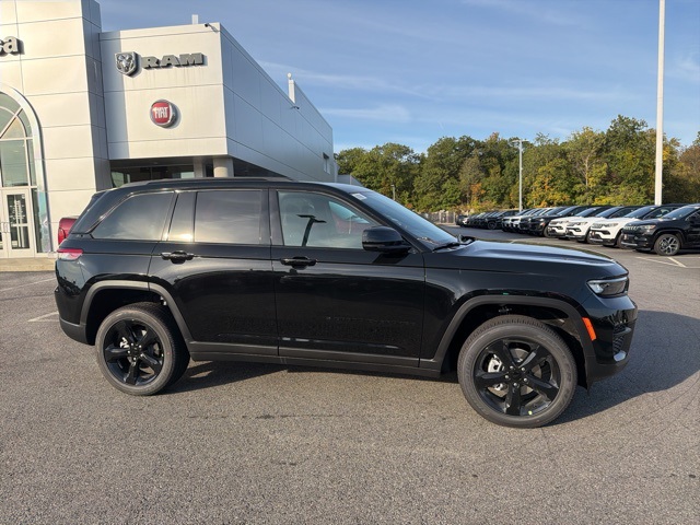 2025 Jeep Grand Cherokee Altitude photo 2