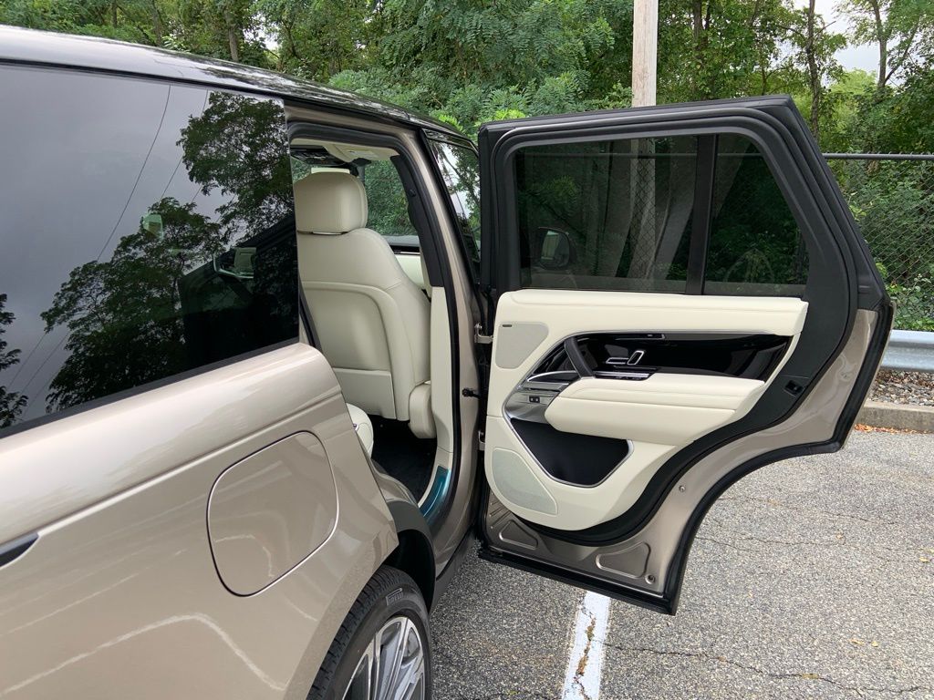 2025 Land Rover Range Rover SE photo 16