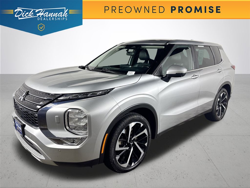 2023 Mitsubishi Outlander SE's photo