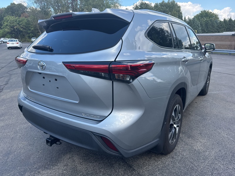 2021 Toyota Highlander XLE photo 3
